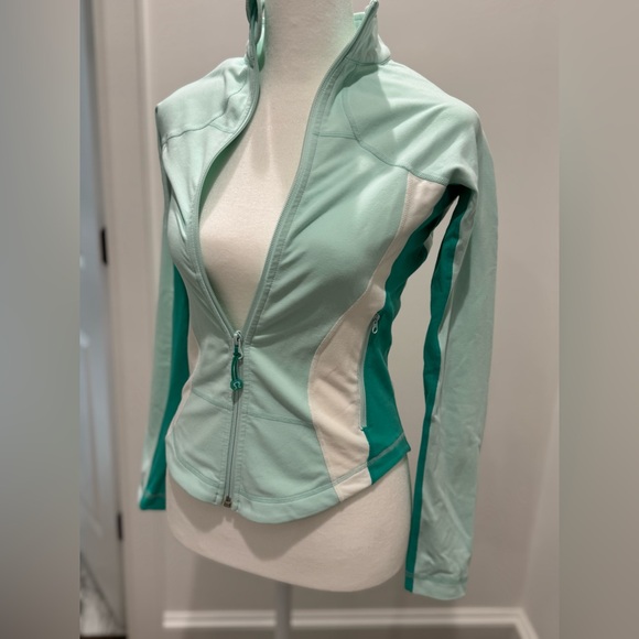 Lululemon jacket. In great condition. Worn twice. - Picture 3 of 3